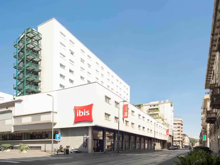 Fachada branca do Hotel ibis Milano Centro