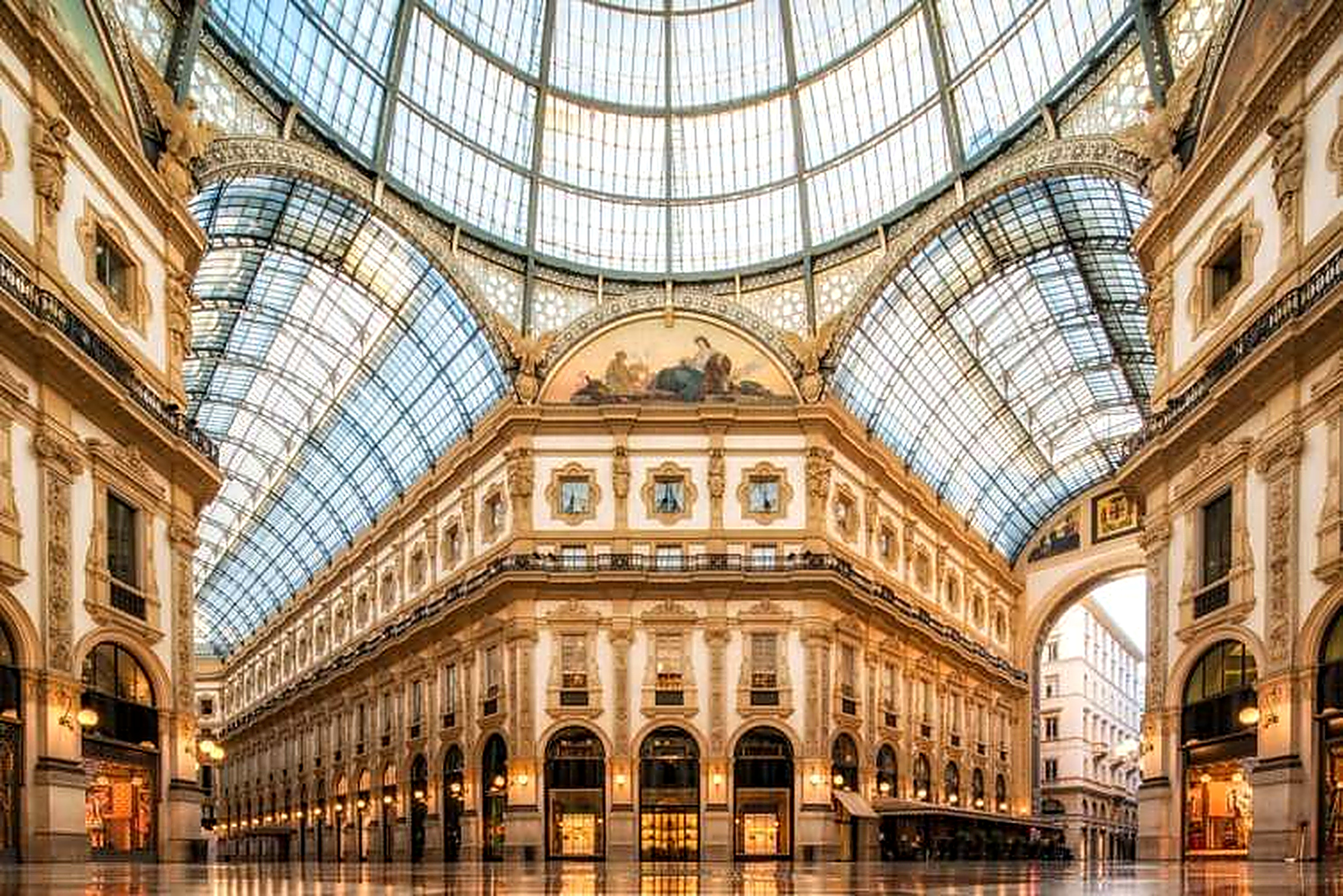 Galleria Vittorio Emanuele II em Milão, com a cúpula de vidro e ferro