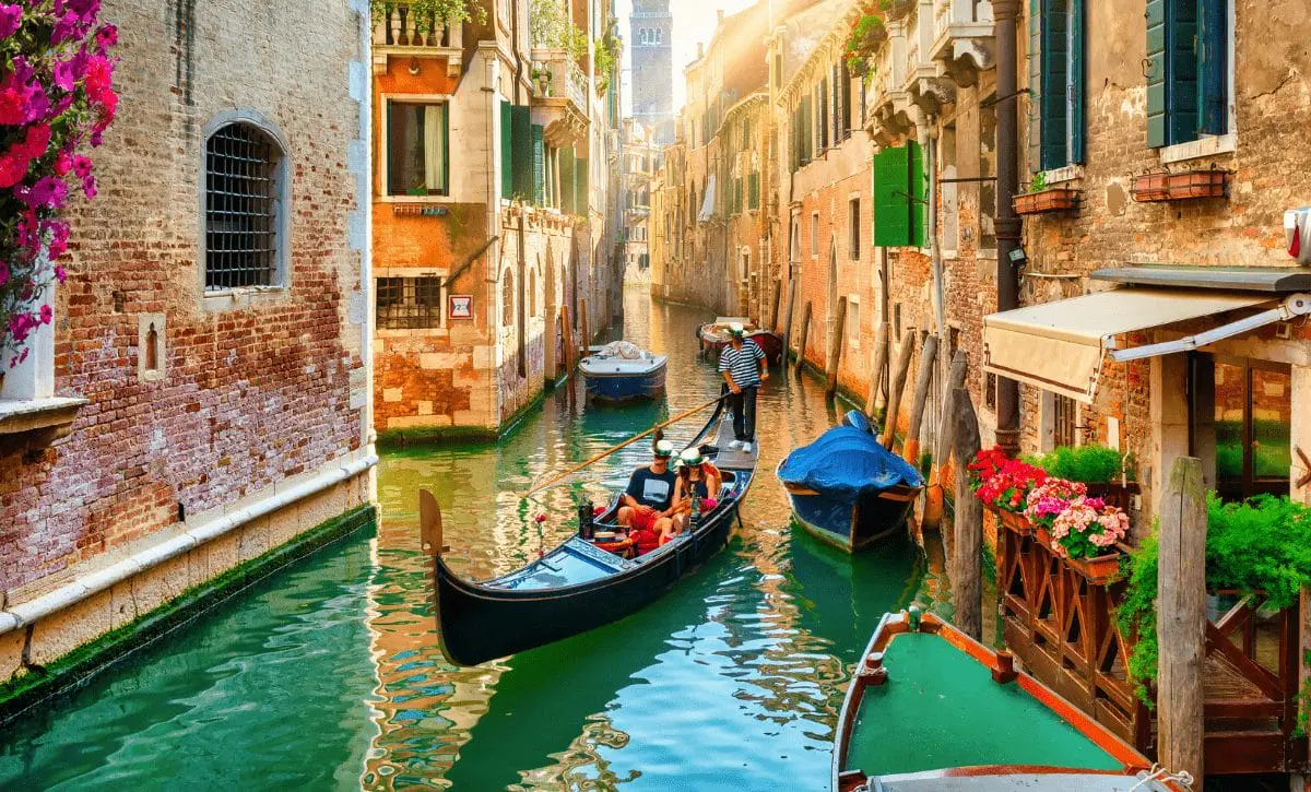 Gôndola pelos canais de Veneza ao entardecer
