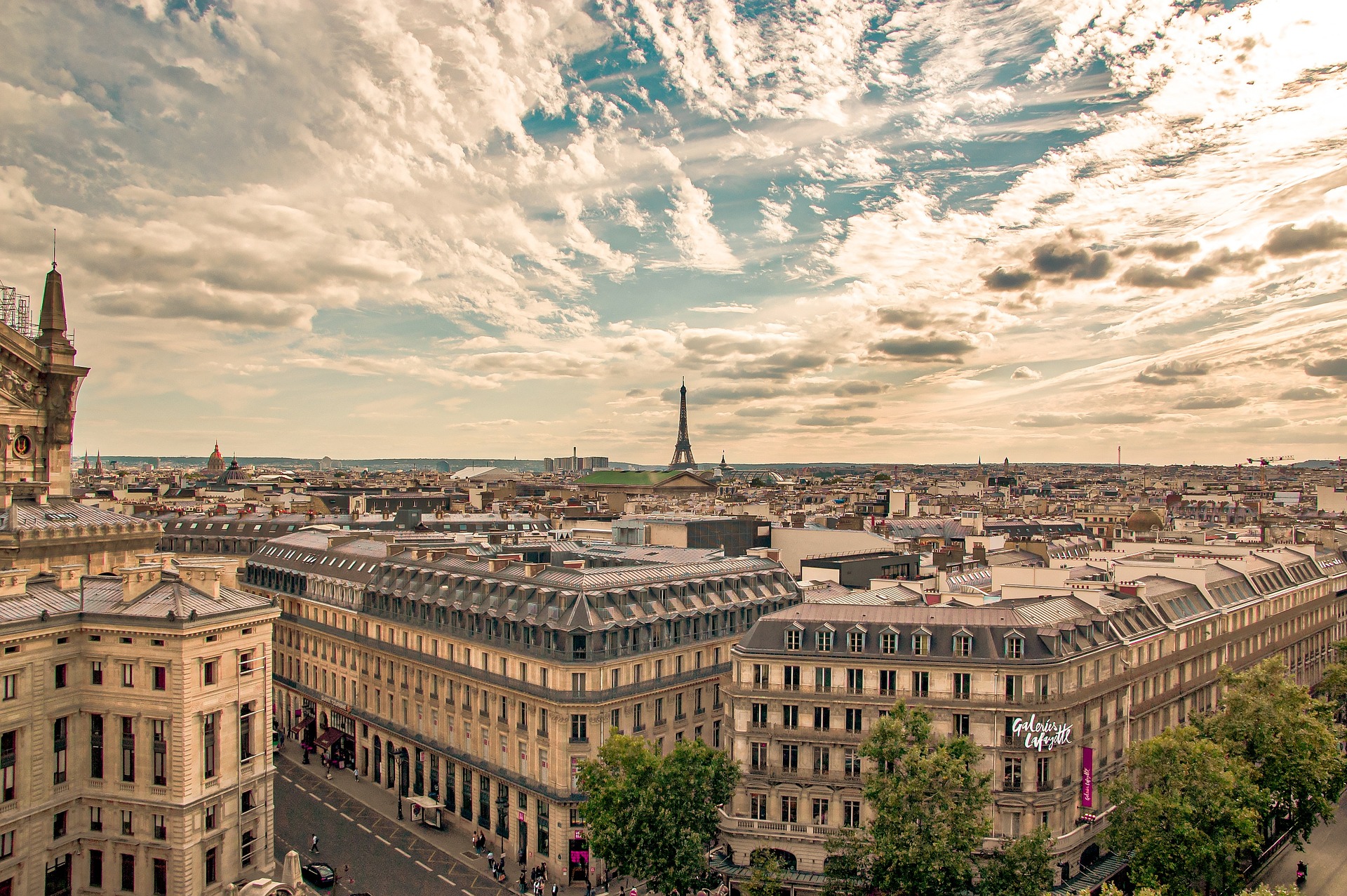 Paris com a Torre Eiffel ao horizonte