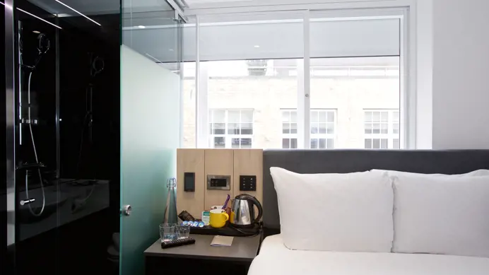 Detalhe do quarto e banheiro do The Z Hotel