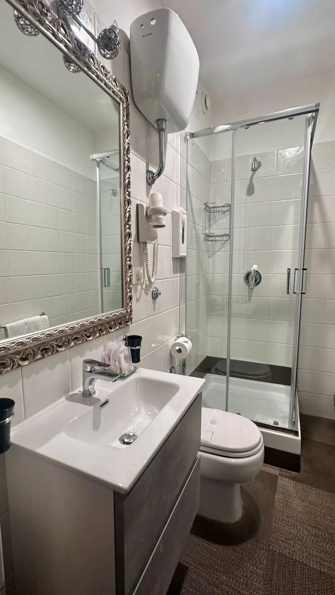 Banheiro do Hotel Romano com box de vidro