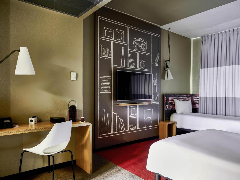 Quarto twin do ibis Milano Centro com escrivaninha