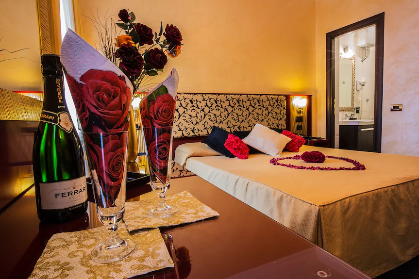 Quarto do Hotel Romano preparado com rosas e espumante