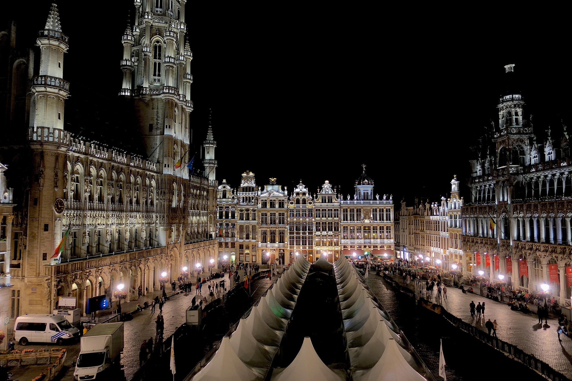 Grand-Place de Bruxelas iluminada à noite