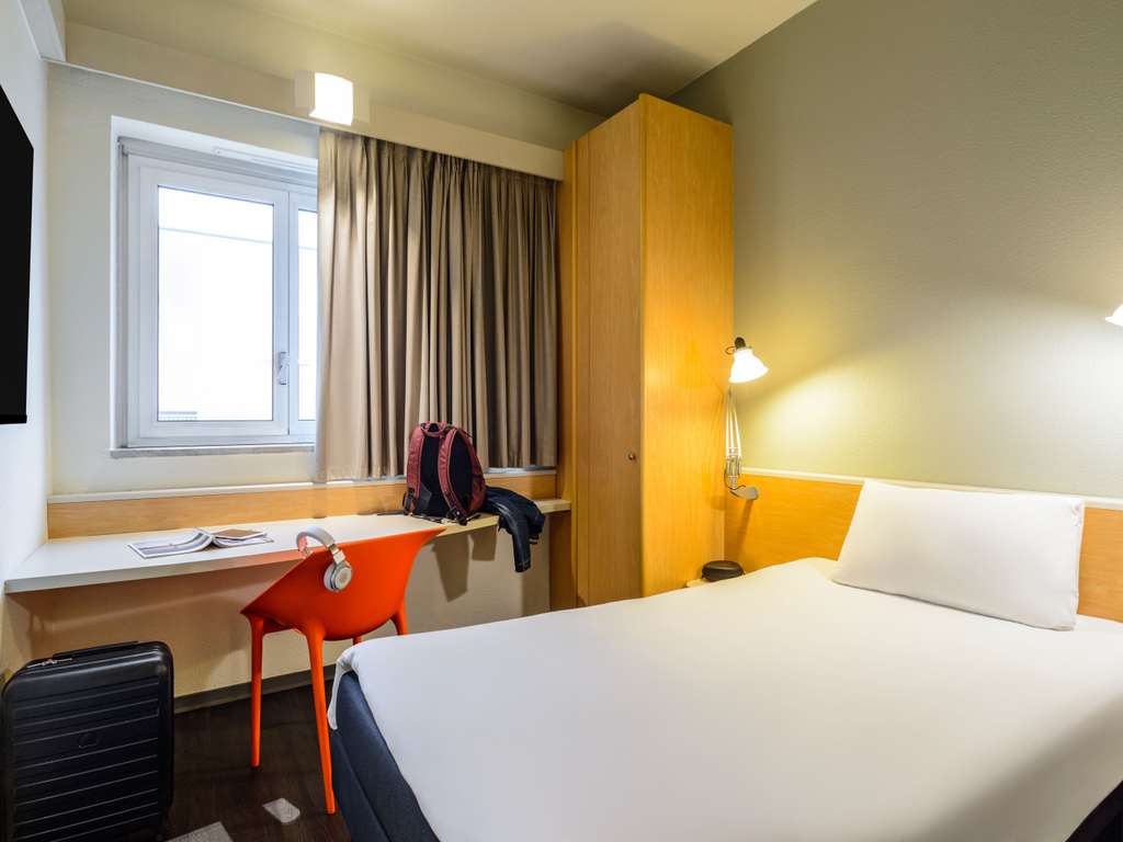 Quarto do ibis Milano Centro com vista para a rua
