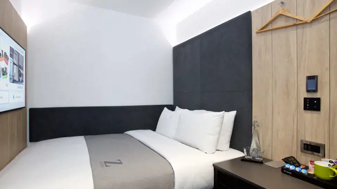 Quarto do The Z Hotel com cabeceira em veludo