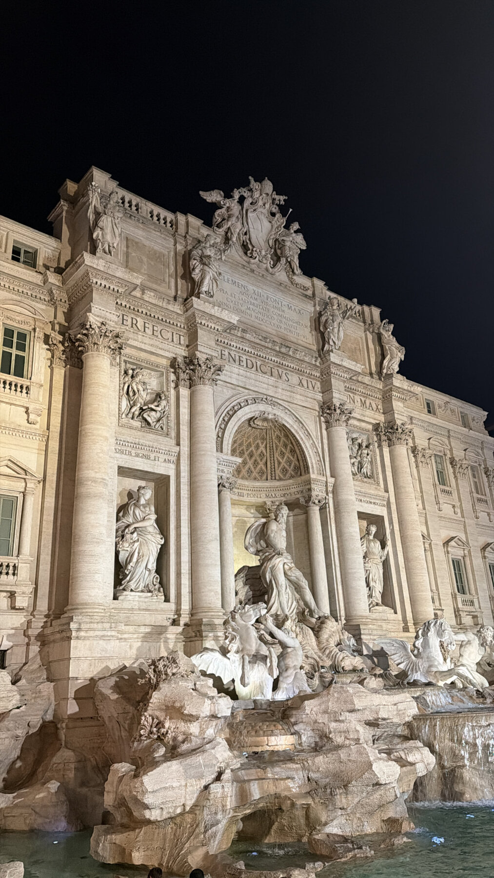 Fontana di Trevi iluminada à noite