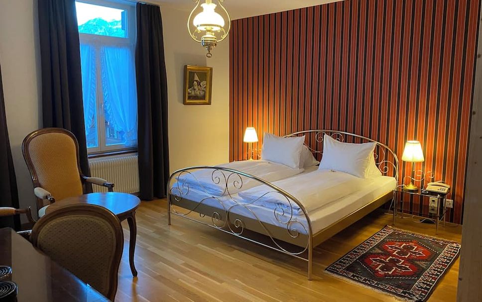 Quarto vintage do Carlton com papel de parede listrado