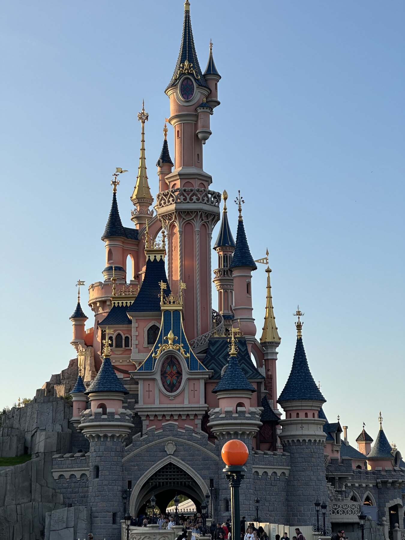 Castelo da Disneyland Paris iluminado