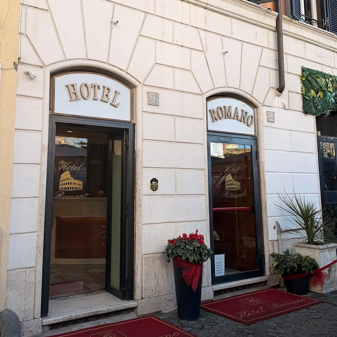 Fachada do Hotel Romano em Roma com suas duas portas