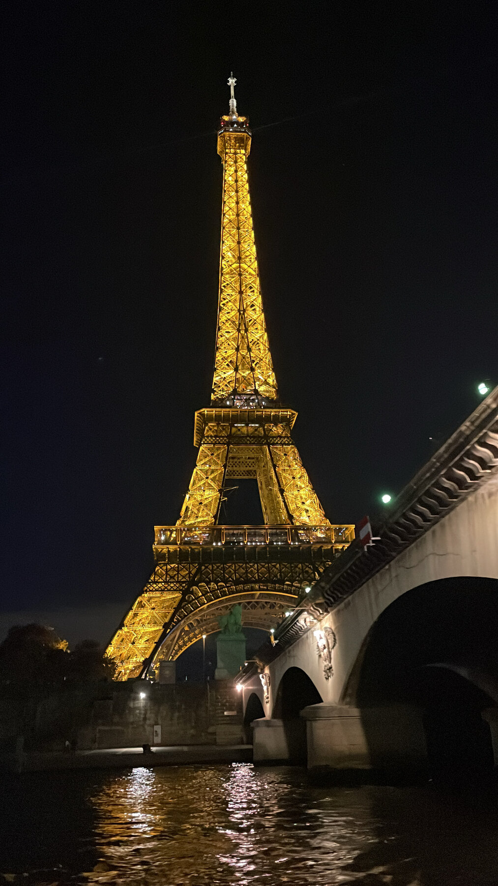 Torre Eiffel iluminada à noite