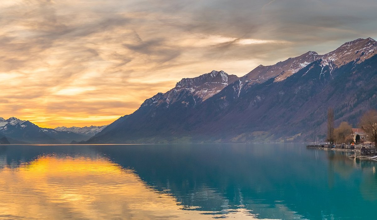 Lago de Interlaken ao pôr do sol com montanhas ao fundo