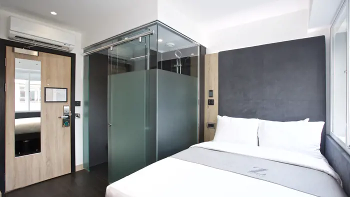 Quarto do The Z Hotel com box de vidro