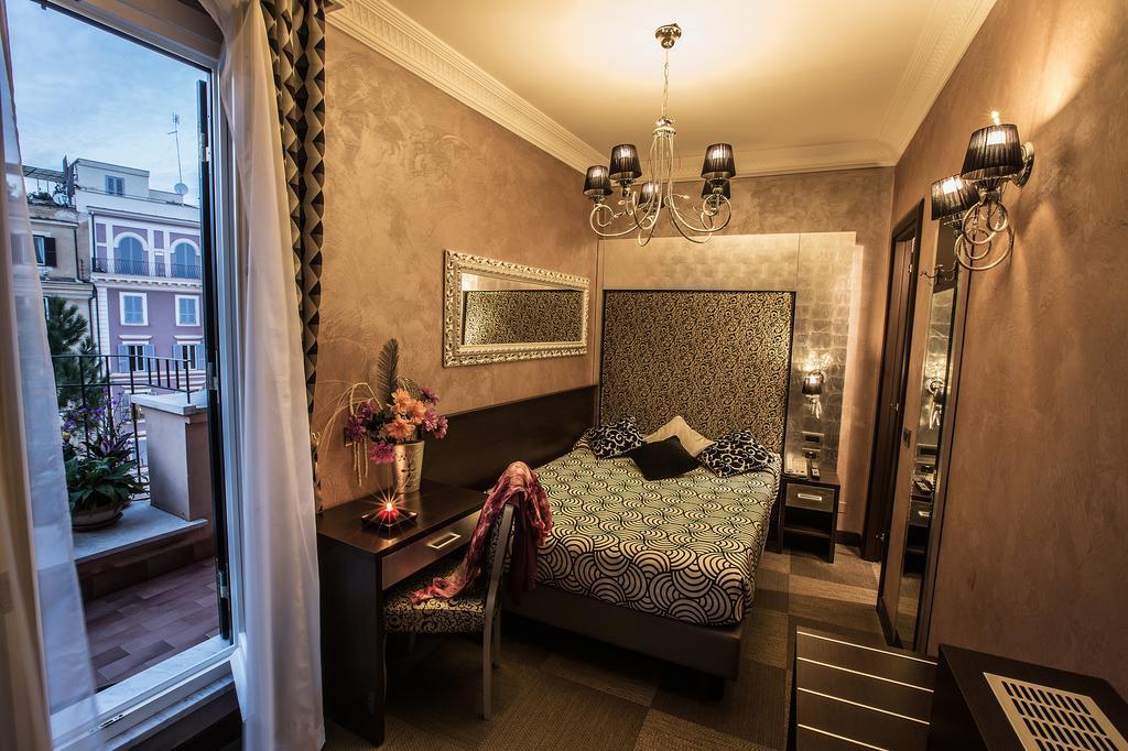Quarto do Hotel Romano com varanda e vista para a rua