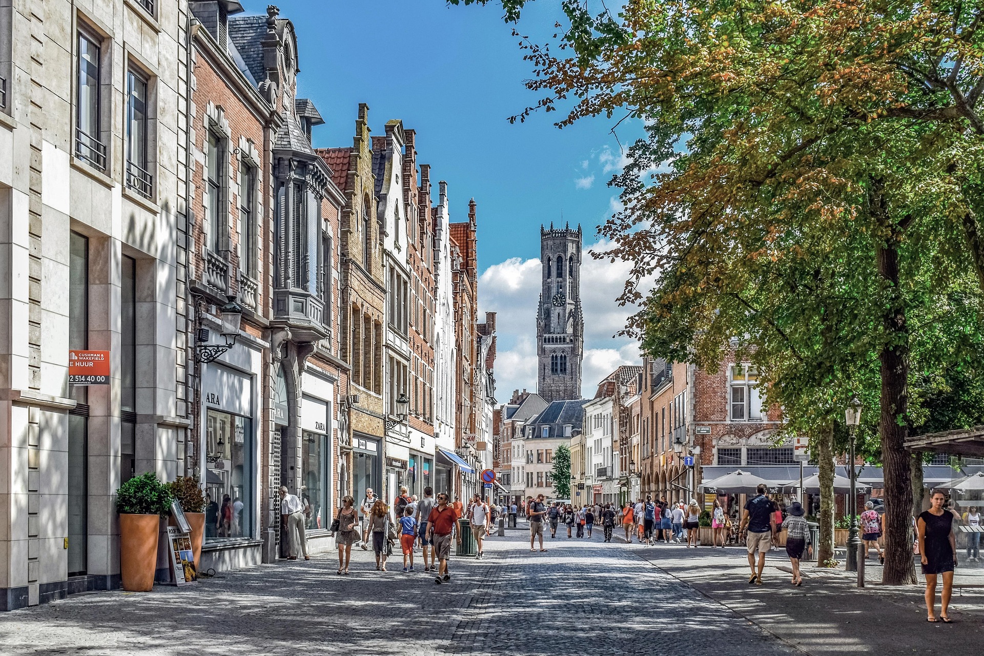Rua de Bruges com o campanário ao fundo