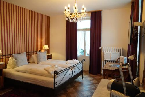 Quarto do Carlton com lustre de cristal