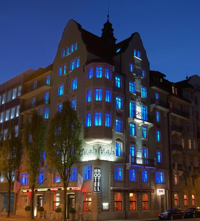 Fachada iluminada do CASCADA Boutique Hotel em Lucerna