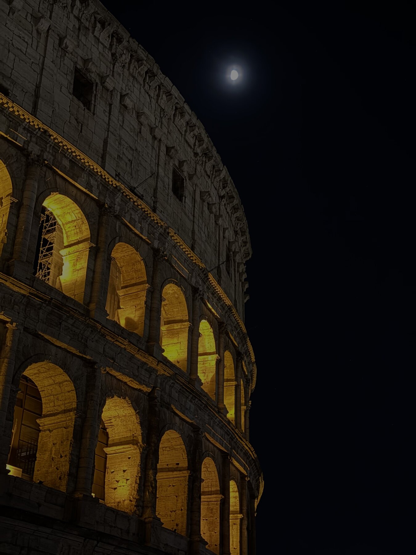 Coliseu de Roma iluminado sob a lua