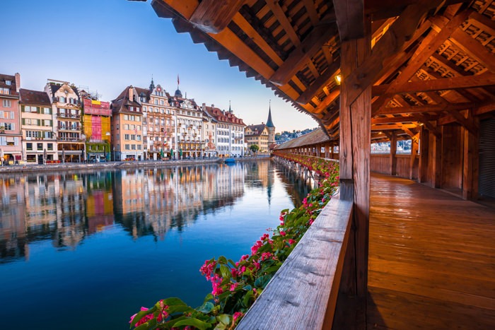 Lucerna e a ponte da capela refletida no lago Reuss